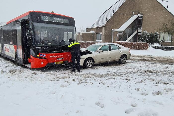 Auto glijdt door gladheid tegen lijnbus