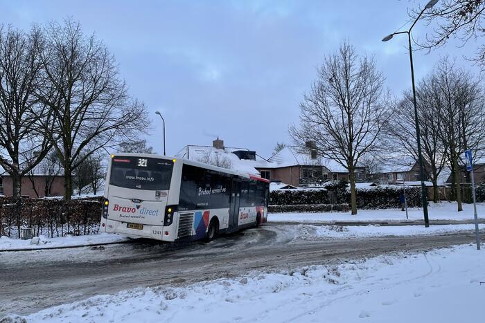 Lijnbus rijdt zichzelf vast op rotonde