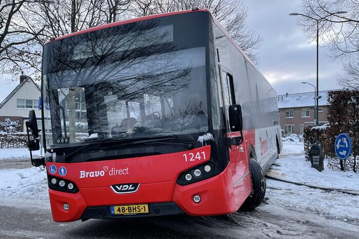 Lijnbus rijdt zichzelf vast op rotonde