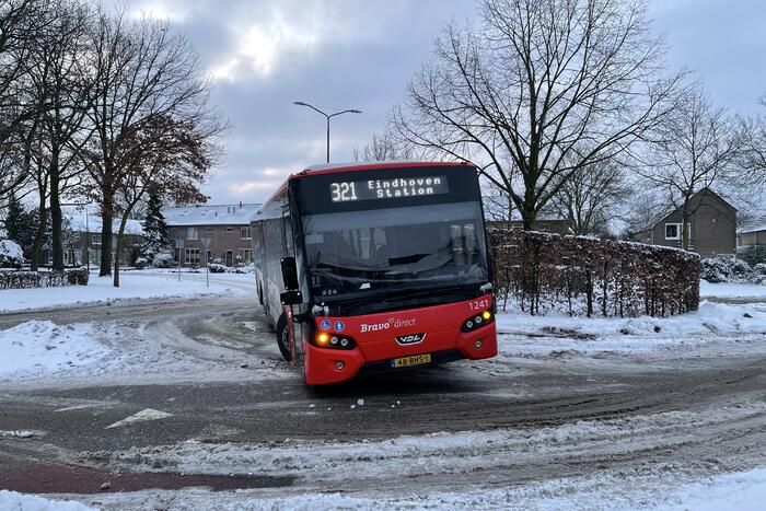 Lijnbus rijdt zichzelf vast op rotonde