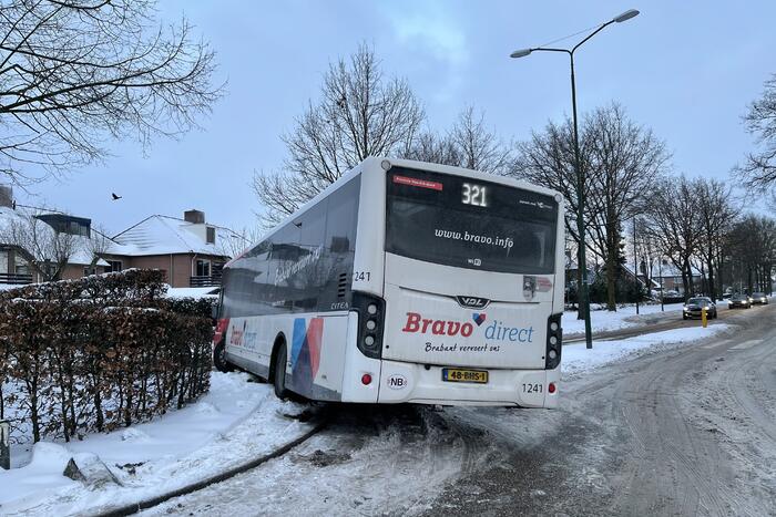 Lijnbus rijdt zichzelf vast op rotonde