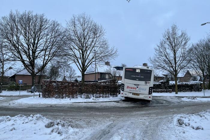 Lijnbus rijdt zichzelf vast op rotonde