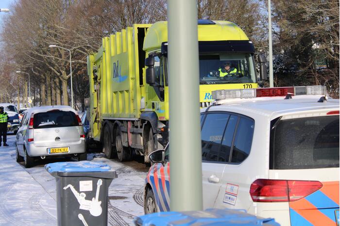 Automobiliste botst achterop vuilniswagen