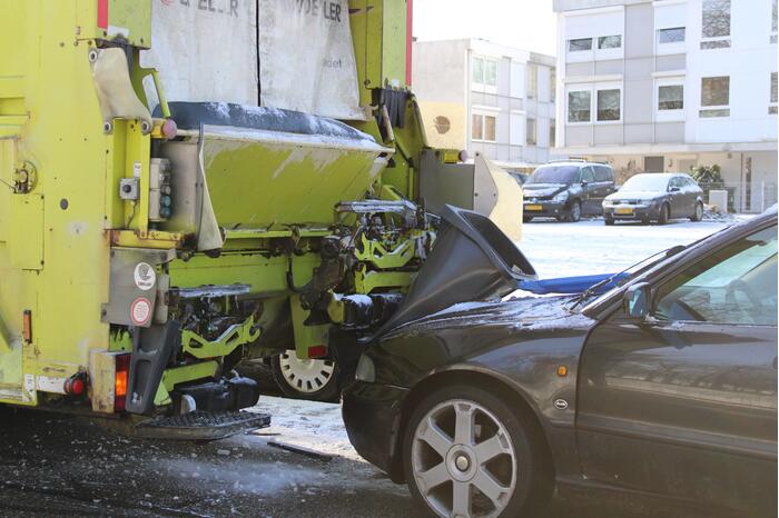 Automobiliste botst achterop vuilniswagen