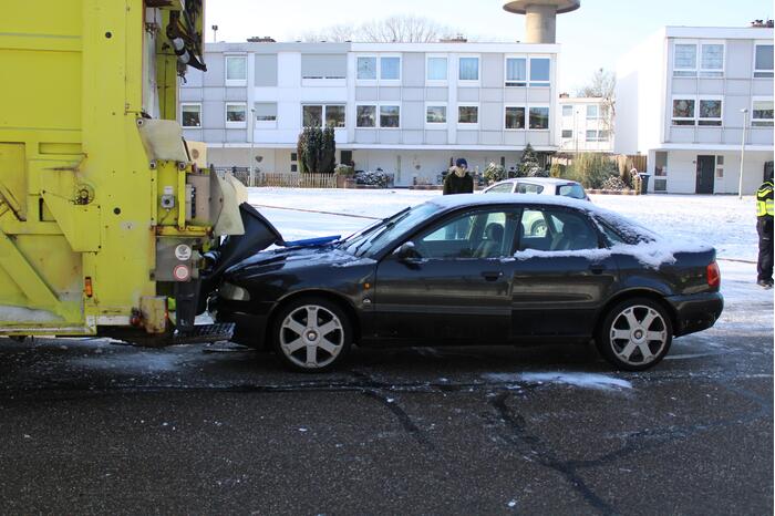 Automobiliste botst achterop vuilniswagen