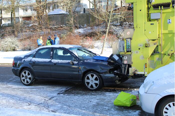 Automobiliste botst achterop vuilniswagen