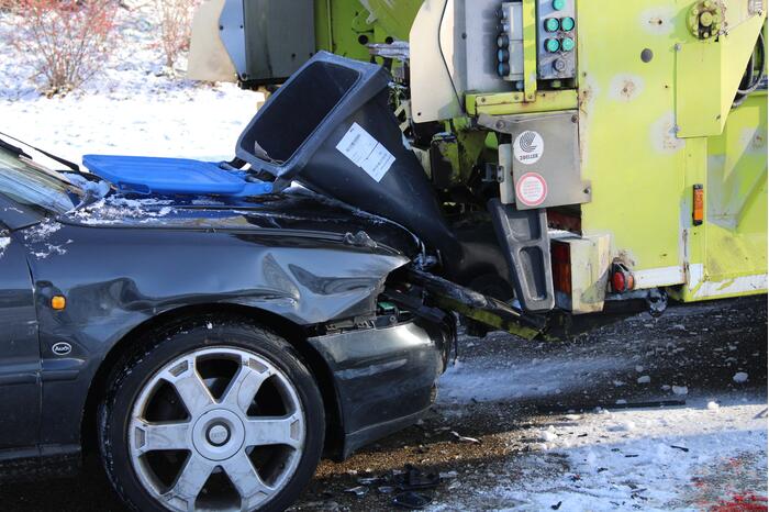 Automobiliste botst achterop vuilniswagen