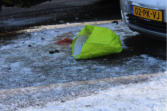 Automobiliste botst achterop vuilniswagen