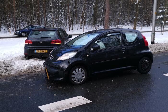 Meerdere auto's botsen op elkaar