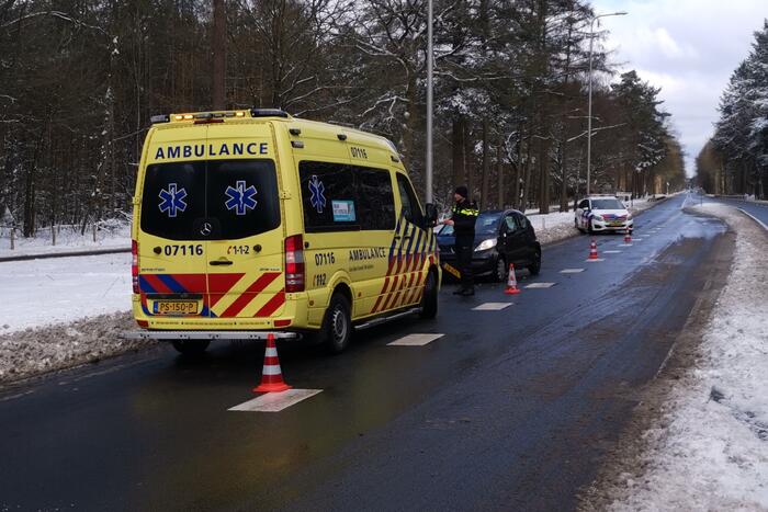 Meerdere auto's botsen op elkaar