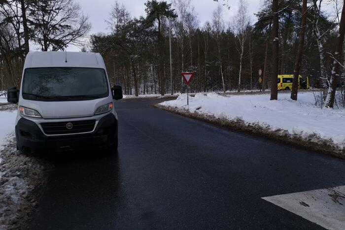 Meerdere auto's botsen op elkaar