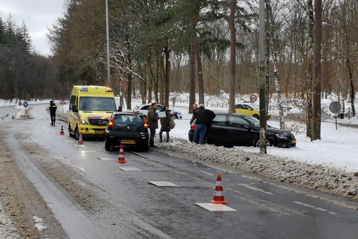Meerdere auto's botsen op elkaar