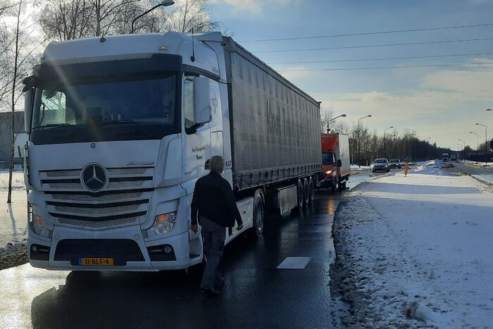 Vrachtwagen en bakwagen botsen op kruising