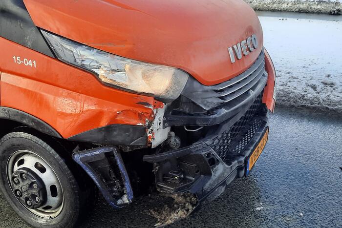 Vrachtwagen en bakwagen botsen op kruising