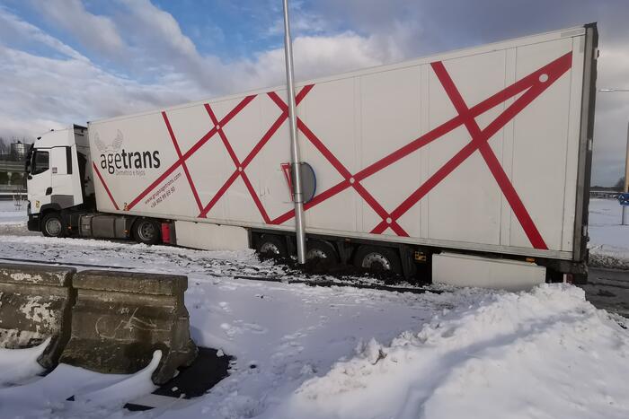 Vrachtwagenchauffeur rijdt zich vast