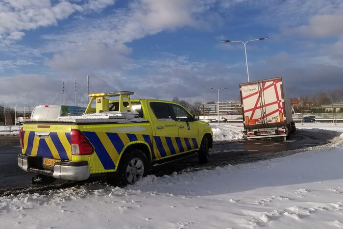 Vrachtwagenchauffeur rijdt zich vast