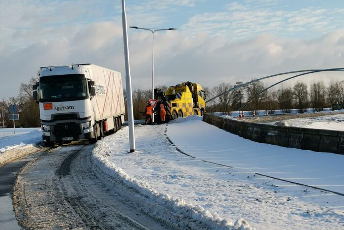 Vrachtwagenchauffeur rijdt zich vast