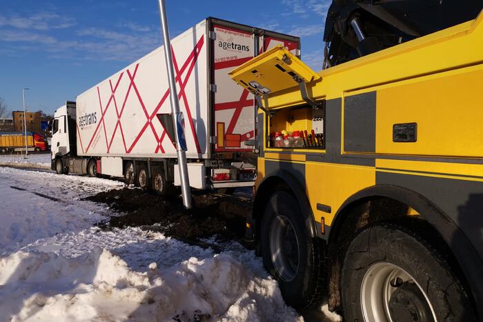 Vrachtwagenchauffeur rijdt zich vast
