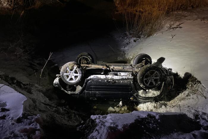Personenauto raakt ondersteboven in sloot