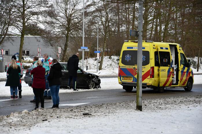 Flinke schade bij aanrijding tussen twee auto's