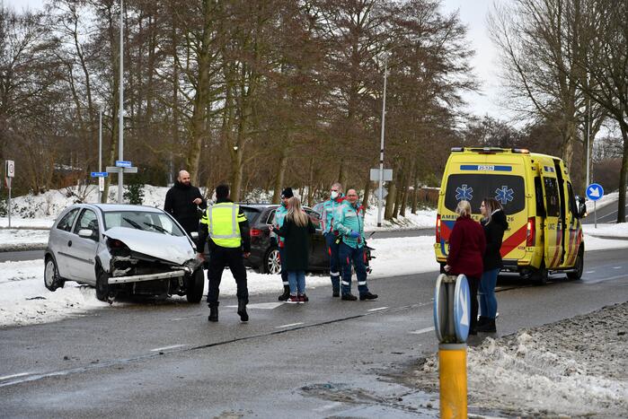 Flinke schade bij aanrijding tussen twee auto's