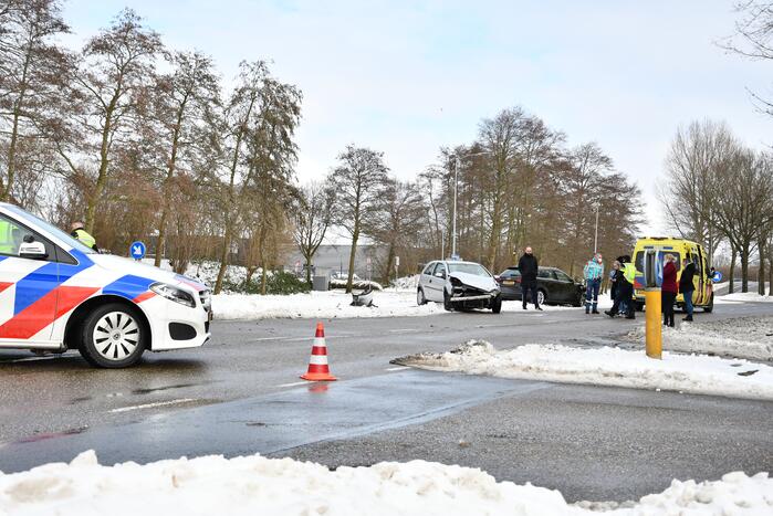 Flinke schade bij aanrijding tussen twee auto's