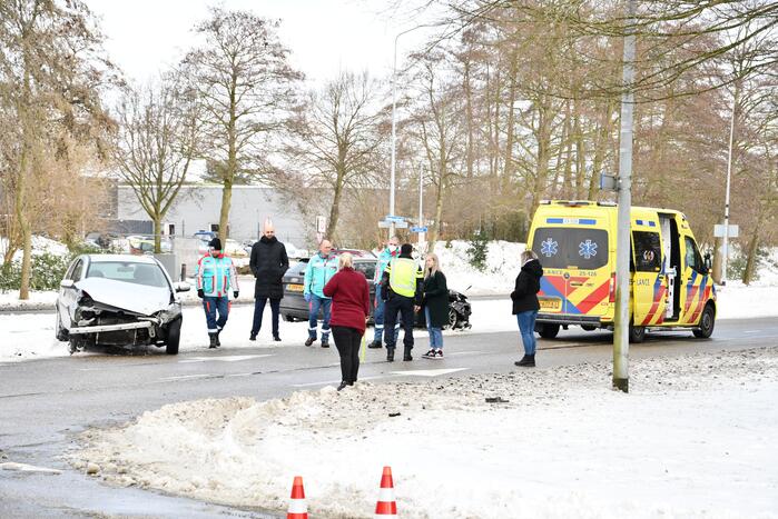 Flinke schade bij aanrijding tussen twee auto's