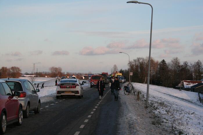 Drie personen zakken door het ijs