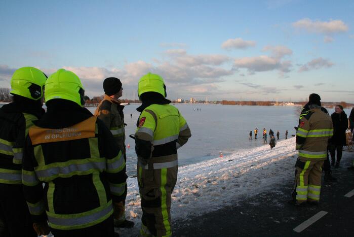 Drie personen zakken door het ijs