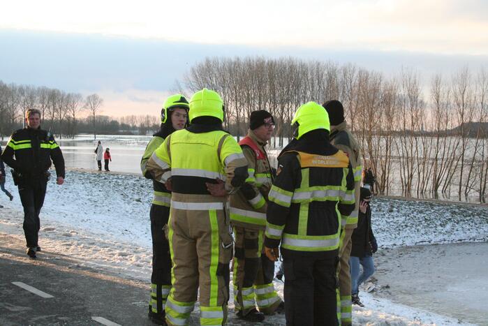 Drie personen zakken door het ijs