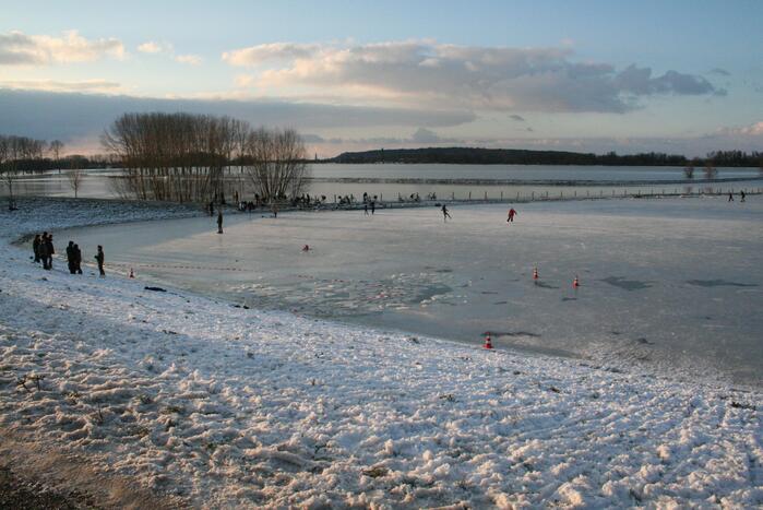 Drie personen zakken door het ijs