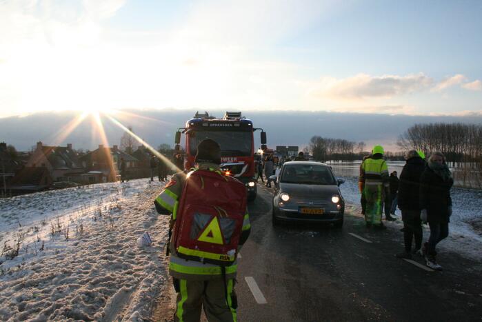 Drie personen zakken door het ijs