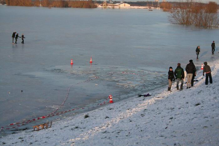 Drie personen zakken door het ijs