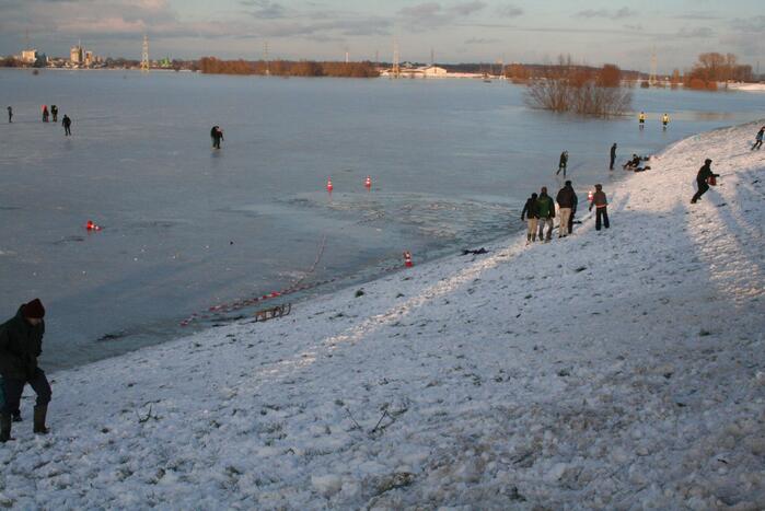 Drie personen zakken door het ijs