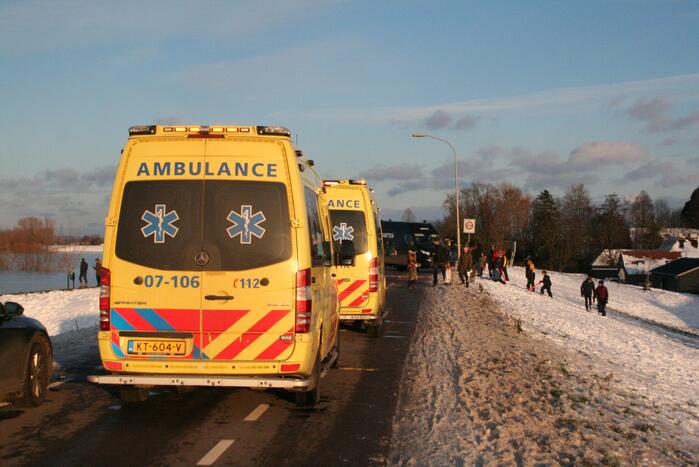 Drie personen zakken door het ijs