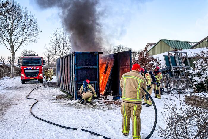 Felle brand in container met bouwafval