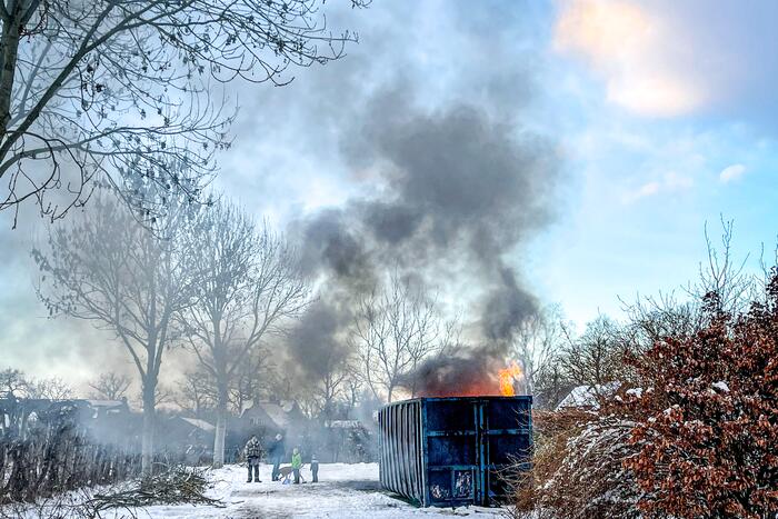 Felle brand in container met bouwafval