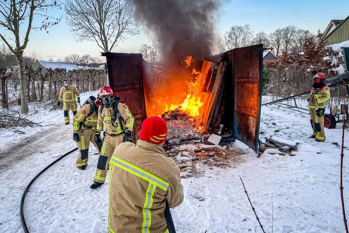 Felle brand in container met bouwafval