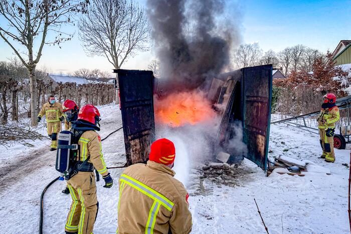 Felle brand in container met bouwafval