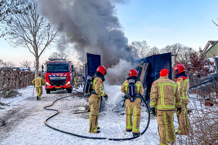 Felle brand in container met bouwafval