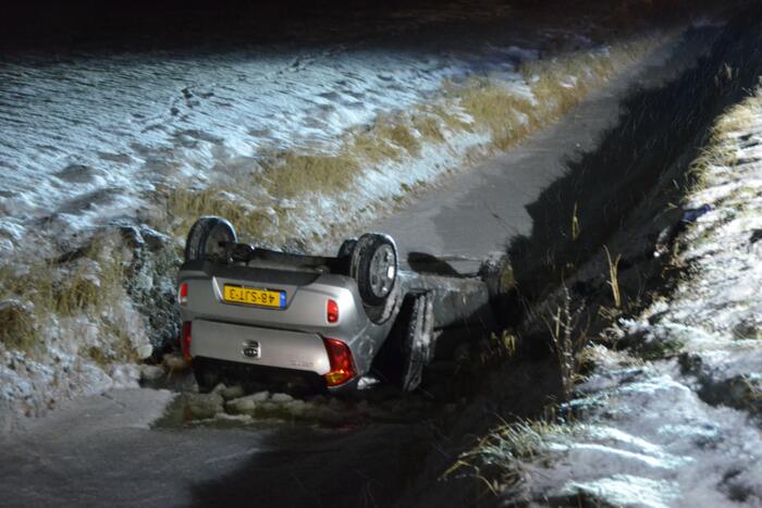 Auto op z´n kop in de sloot