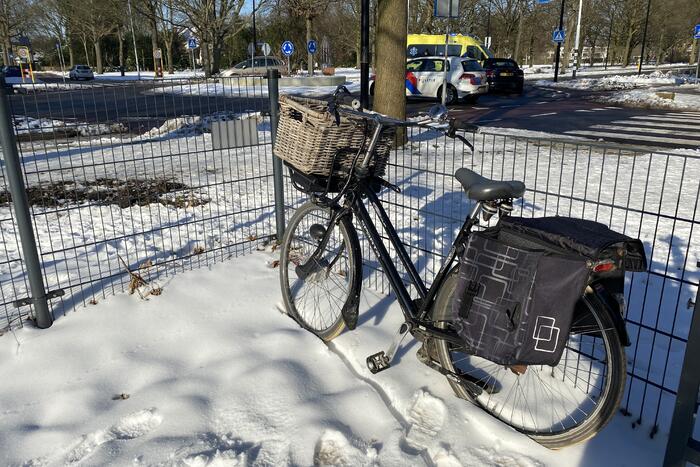 Fietsster gewond bij aanrijding met auto op rotonde