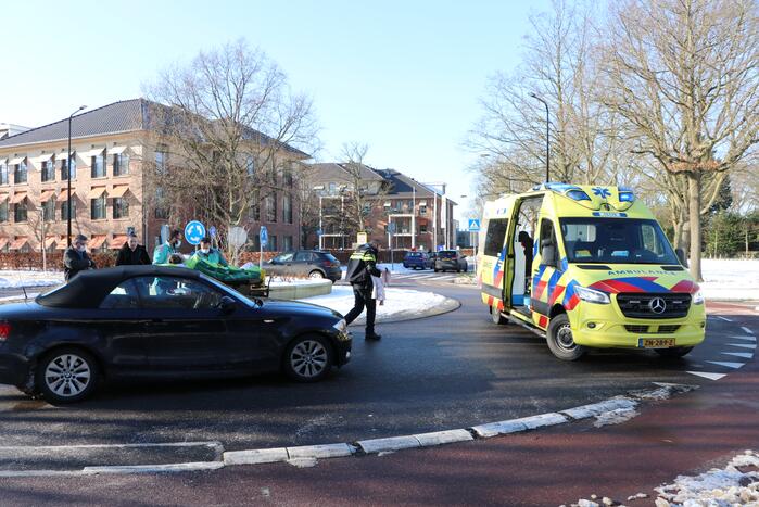 Fietsster gewond bij aanrijding met auto op rotonde
