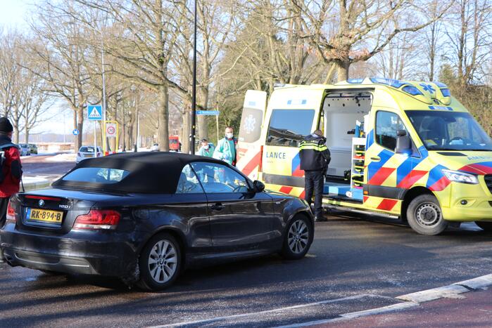 Fietsster gewond bij aanrijding met auto op rotonde