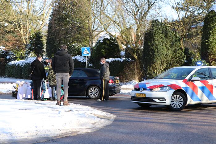 Fietsster gewond bij aanrijding met auto op rotonde