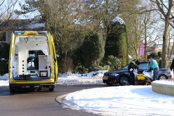Fietsster gewond bij aanrijding met auto op rotonde