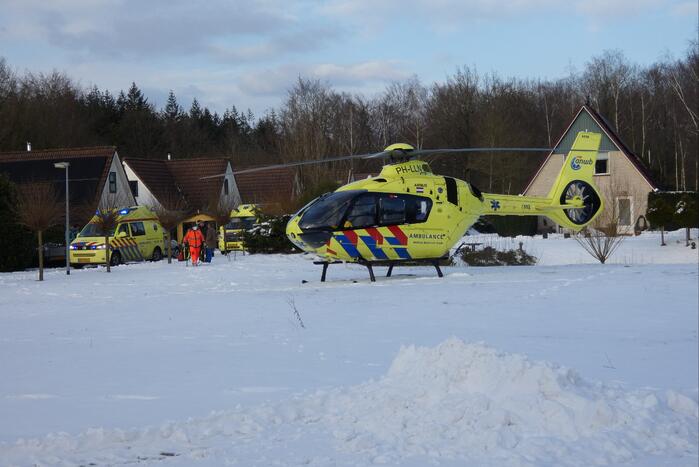Traumahelikopter landt in sneeuw