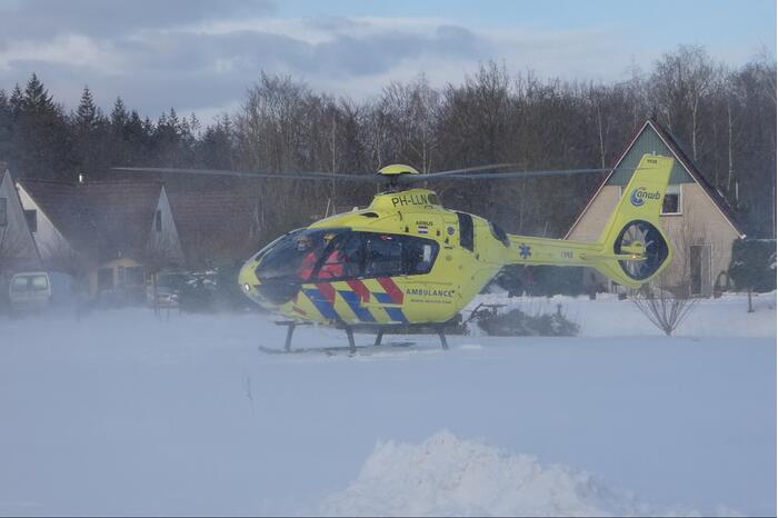 Traumahelikopter landt in sneeuw