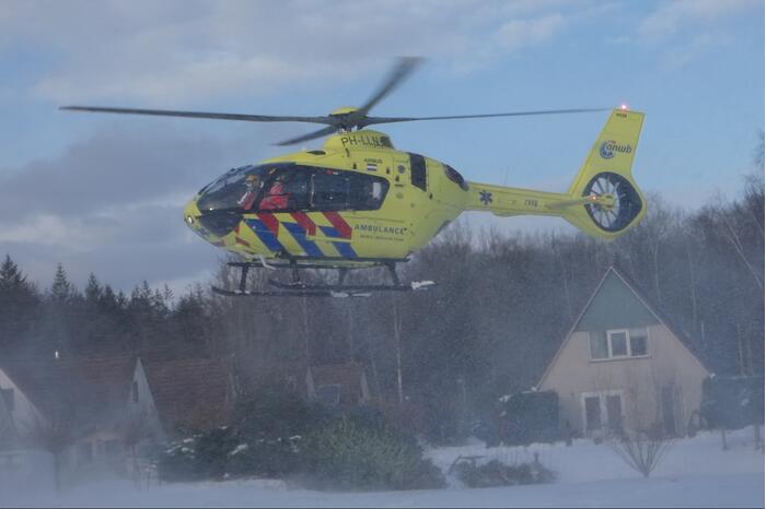 Traumahelikopter landt in sneeuw