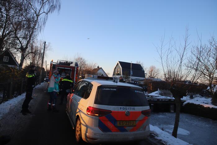 Schaatser zakt door dunne ijs